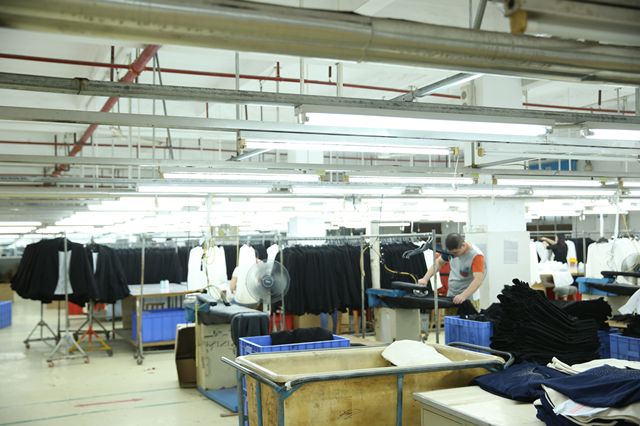探访深圳南油产业带的服装巨头 服装产品“出厂记”